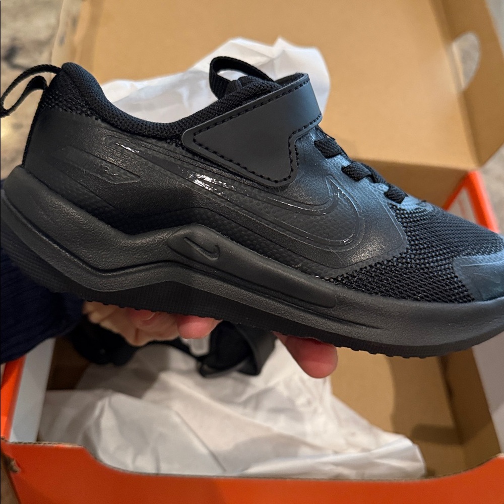 Brand New Nike Cosmic Runner sneaker 10C (fits 4-5 year olds).Never worn. Black.